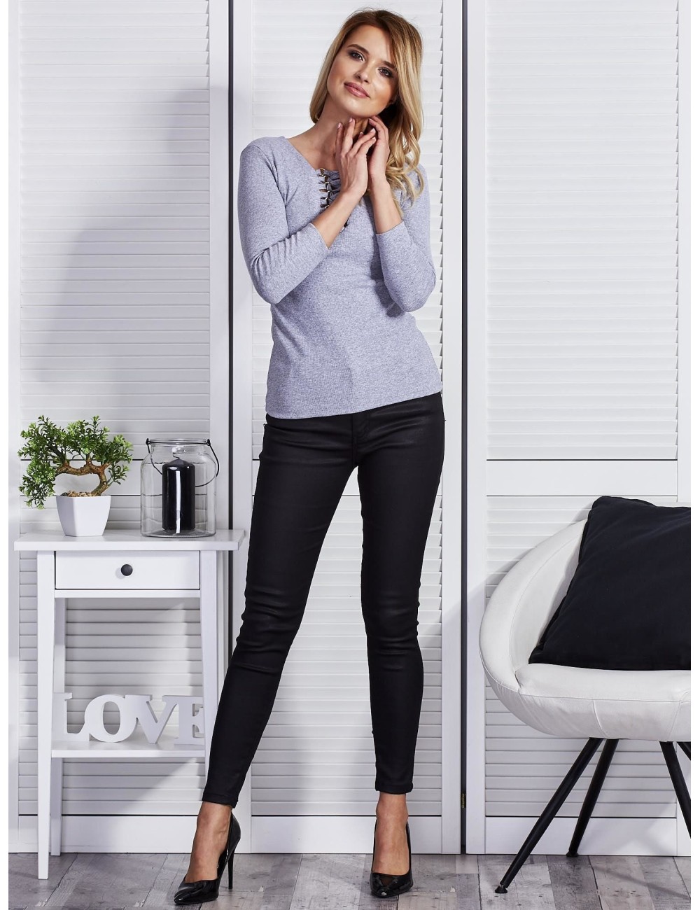 Bluzka damska jasnoszara z dekoltem lace up