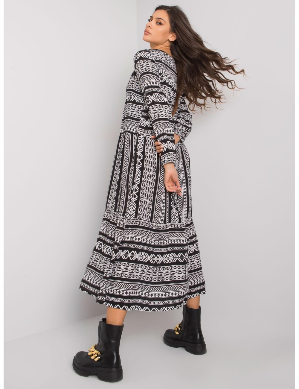 Czarna sukienka maxi w geometryczne wzory