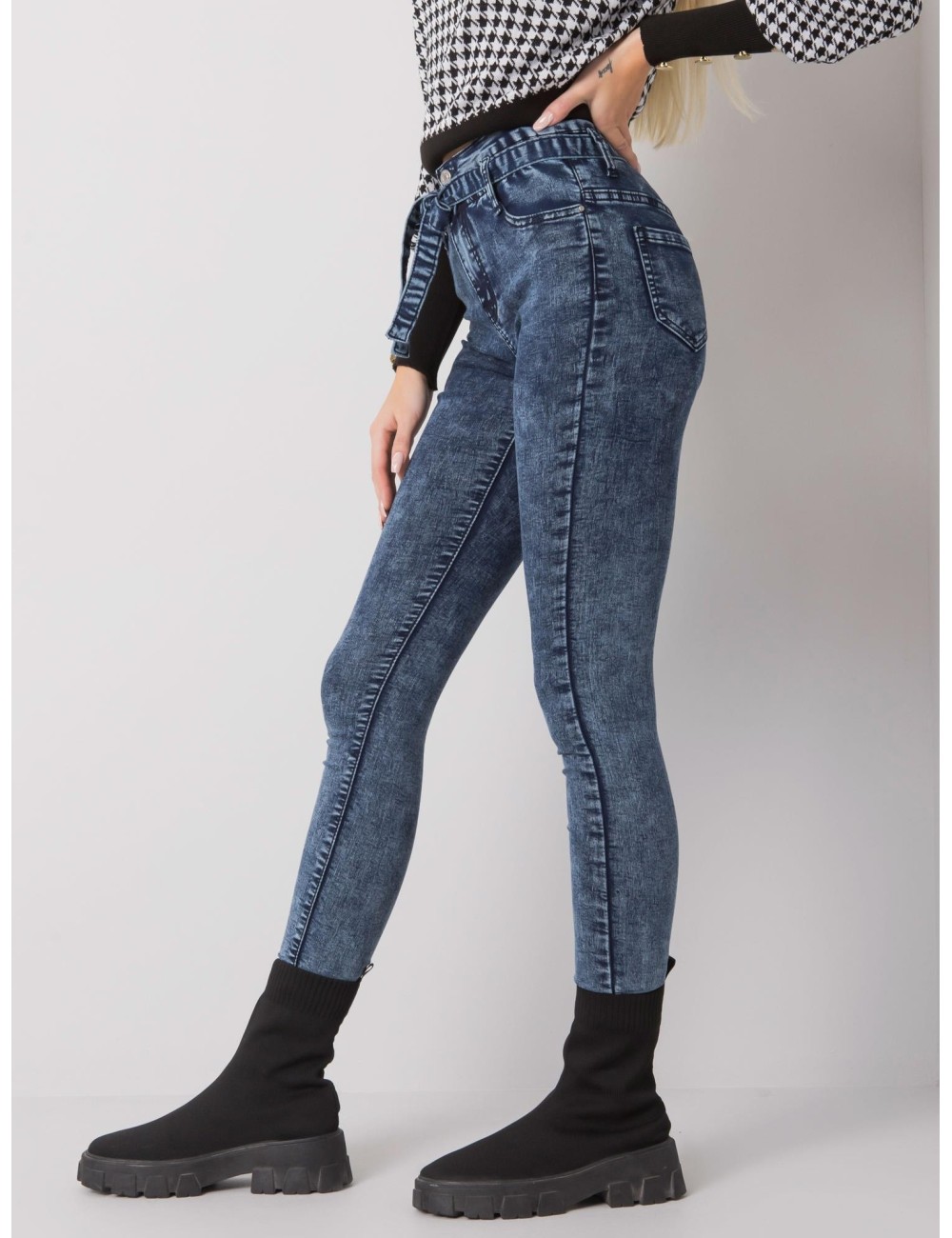 Szare jeansy slim fit z paskiem