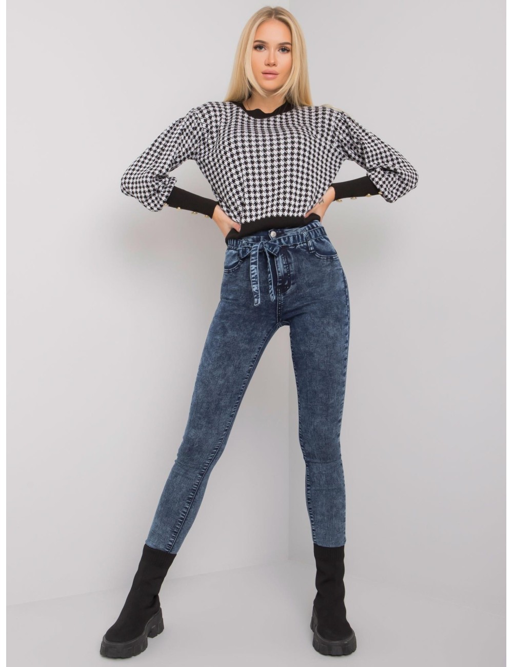 Szare jeansy slim fit z paskiem