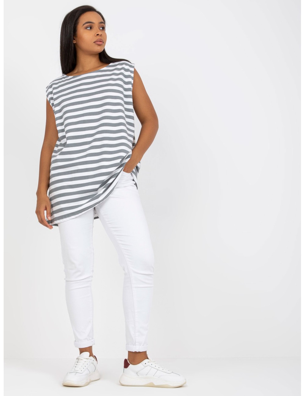Top plus size z okrągłym dekoltem