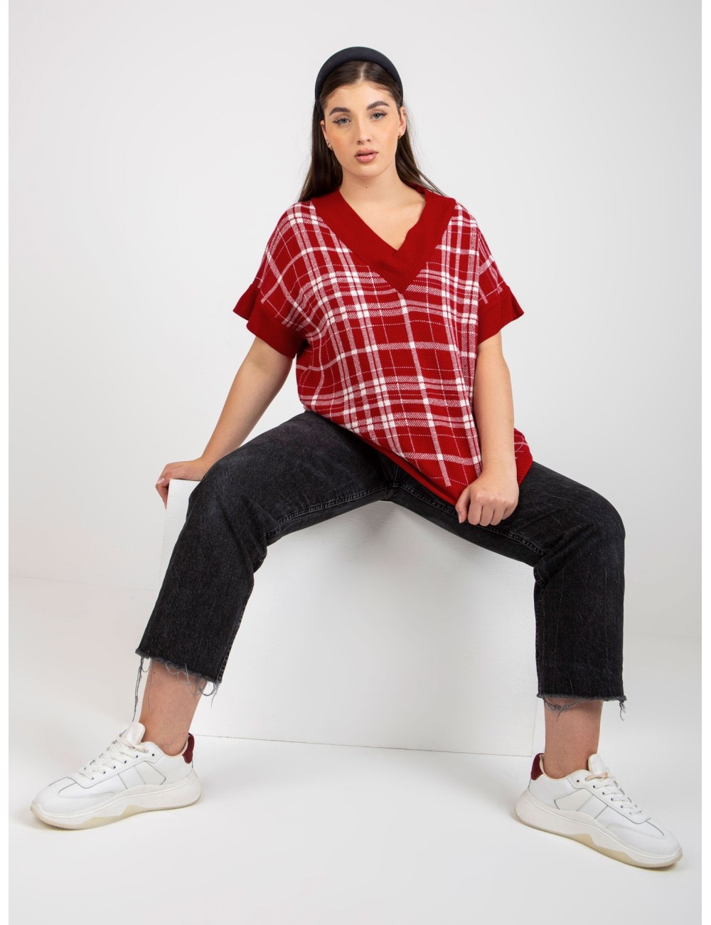Czerwona dzianinowa kamizelka plus size w kratę