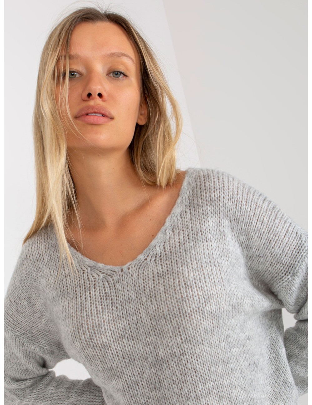 Sweter oversize z dekoltem w serek OCH BELLA
