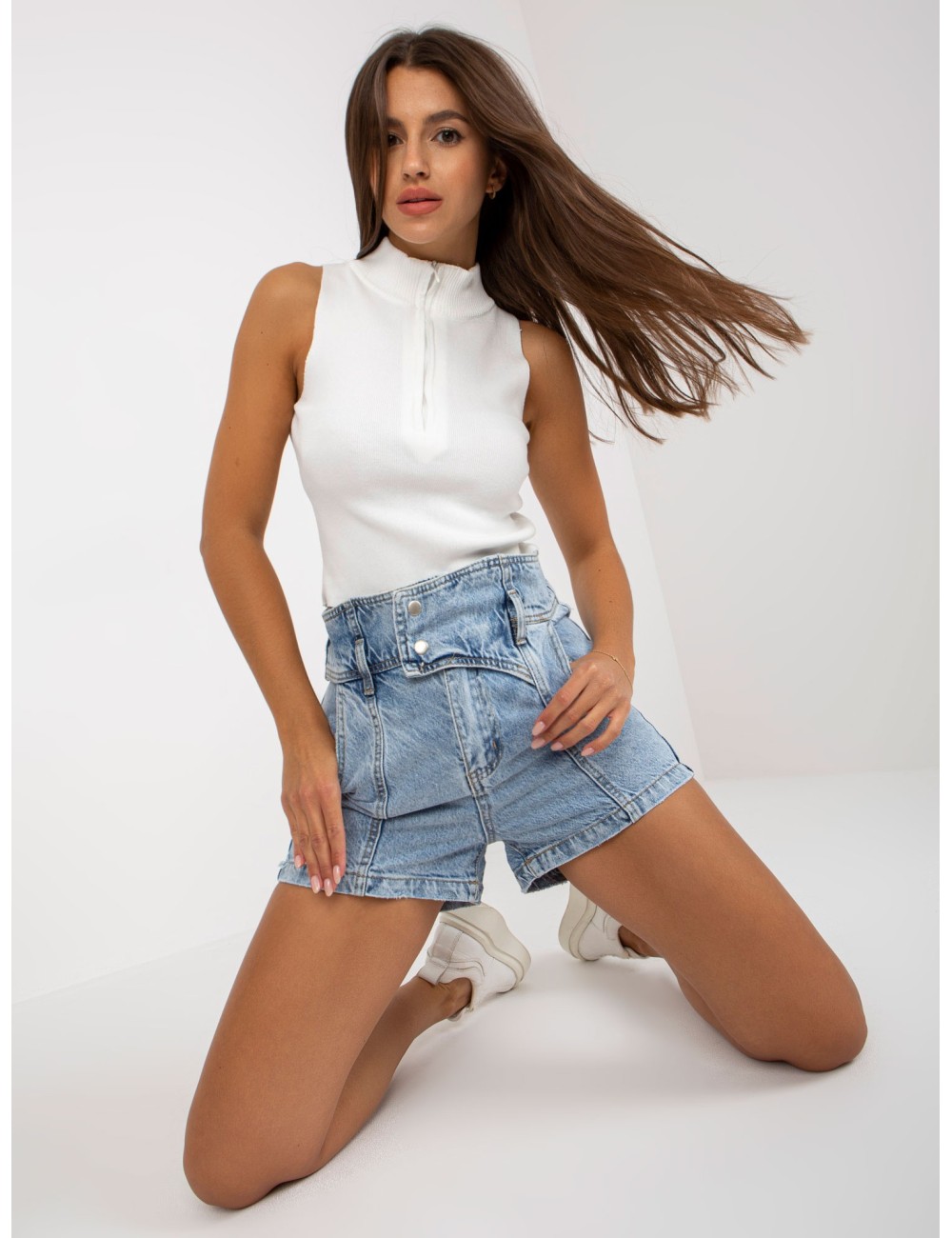 Niebieskie szorty jeansowe damskie high waist z efektem sprania