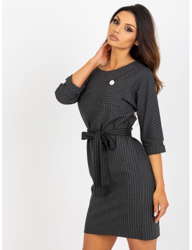 Ołówkowa sukienka plus size w paski z kieszenią