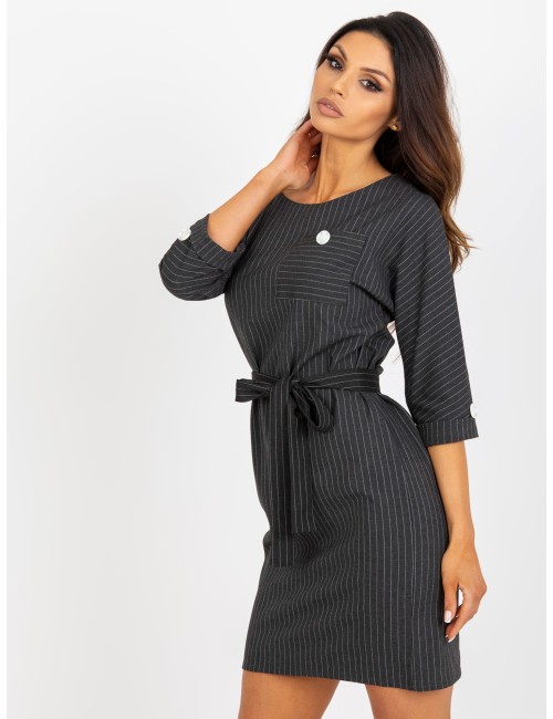 Ołówkowa sukienka plus size w paski z kieszenią