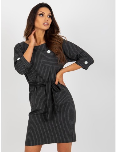 Ołówkowa sukienka plus size w paski z kieszenią