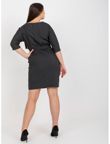 Ołówkowa sukienka plus size w paski z kieszenią