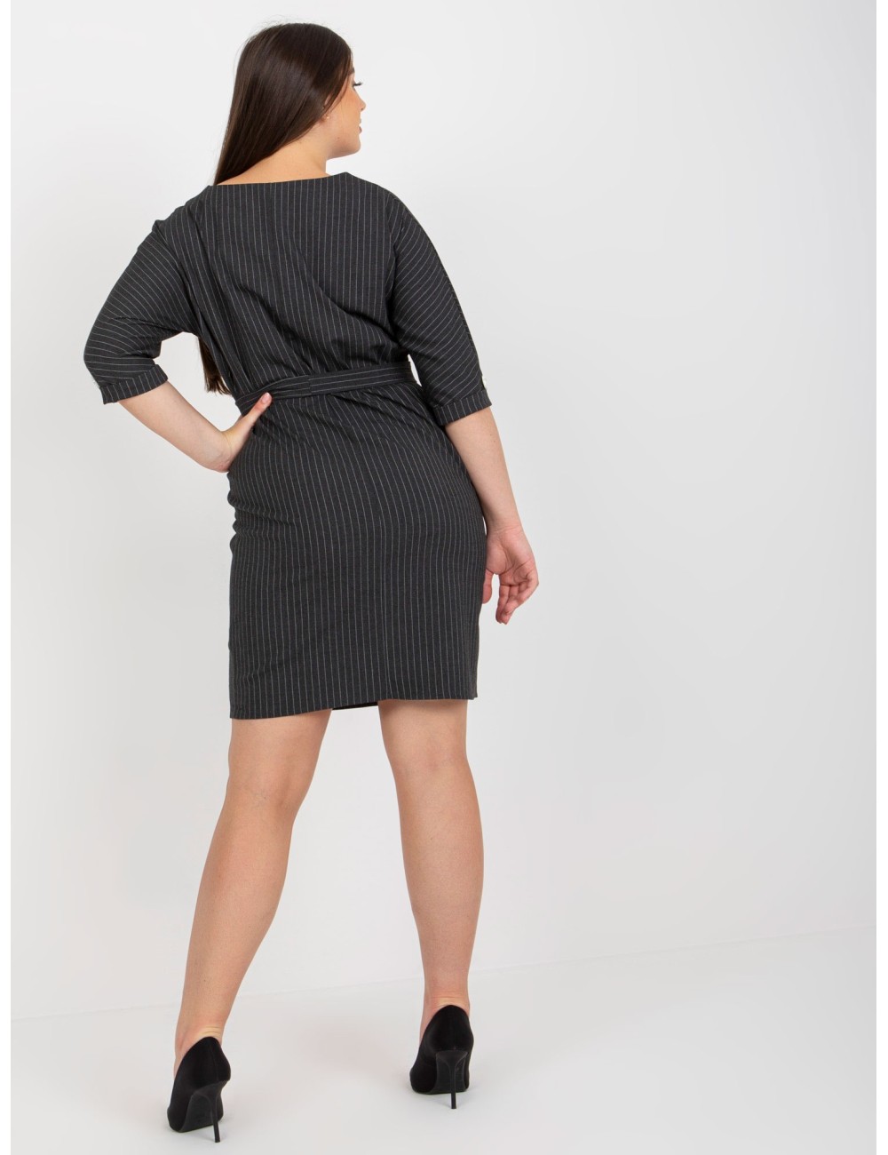 Ołówkowa sukienka plus size w paski z kieszenią