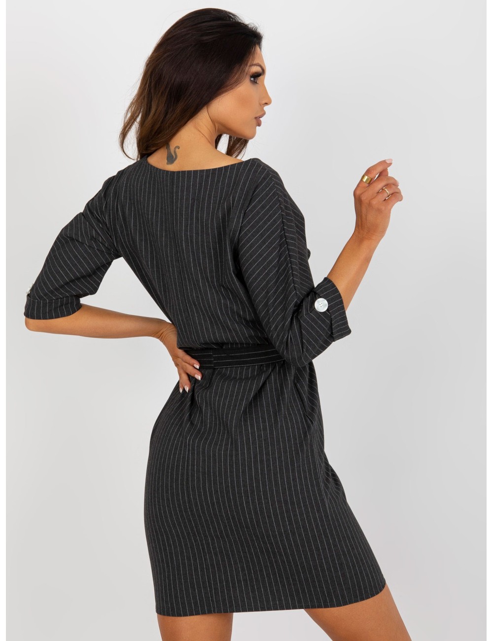 Ołówkowa sukienka plus size w paski z kieszenią