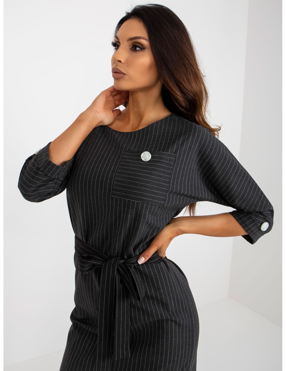 Ołówkowa sukienka plus size w paski z kieszenią