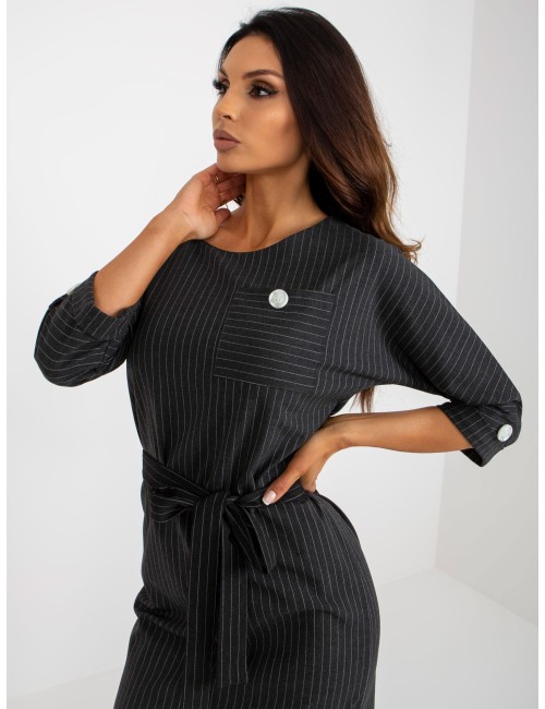Ołówkowa sukienka plus size w paski z kieszenią