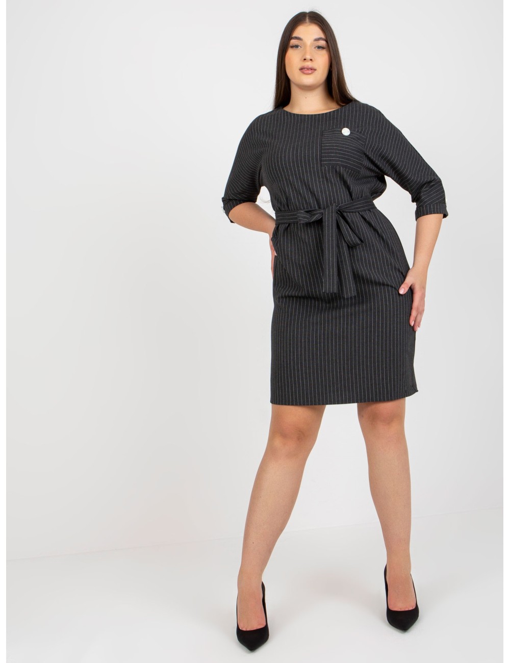 Ołówkowa sukienka plus size w paski z kieszenią