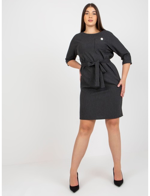 Ołówkowa sukienka plus size w paski z kieszenią