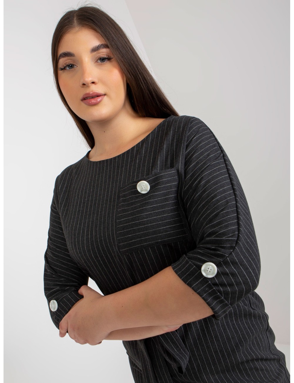 Ołówkowa sukienka plus size w paski z kieszenią
