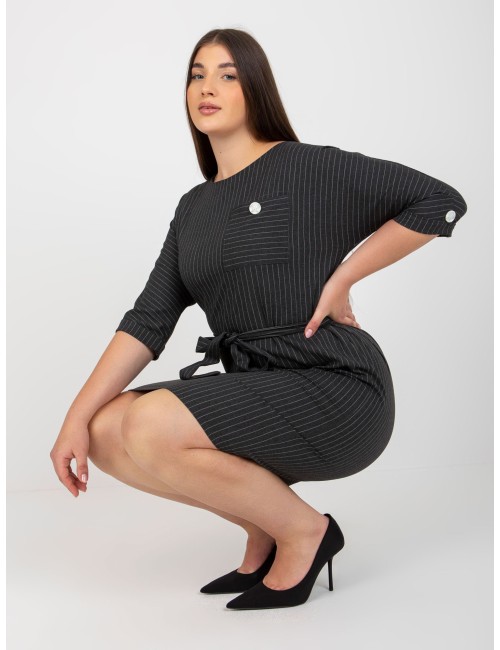 Ołówkowa sukienka plus size w paski z kieszenią