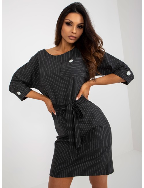 Ołówkowa sukienka plus size w paski z kieszenią