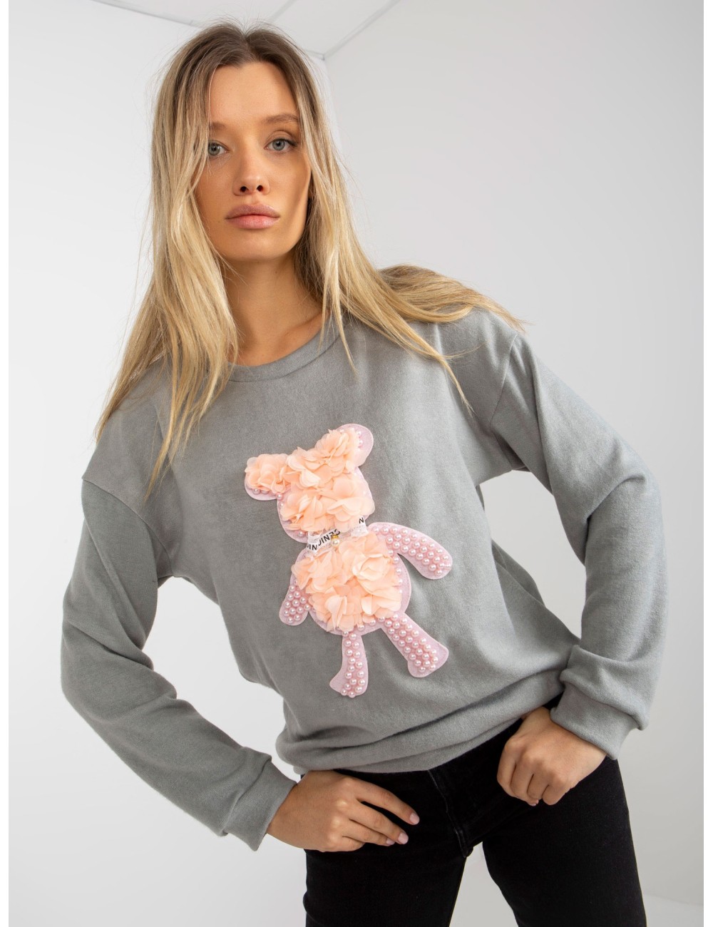Damski sweter klasyczny z aplikacją 3D