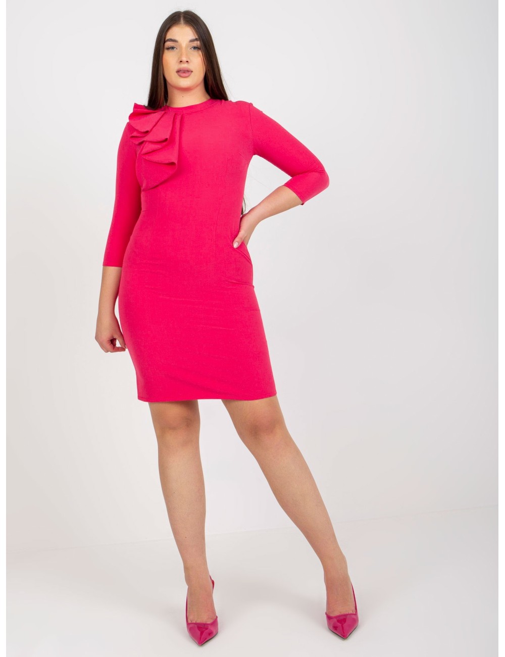Koktajlowa sukienka plus size z rękawem 3/4