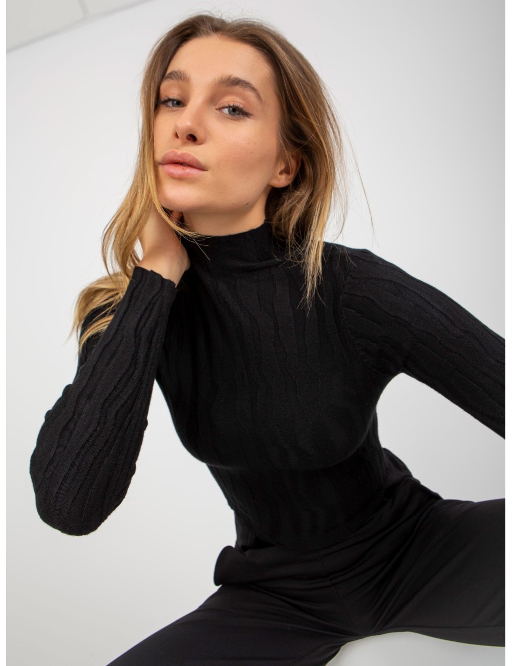 Krótki sweter ze stójką z wiskozą