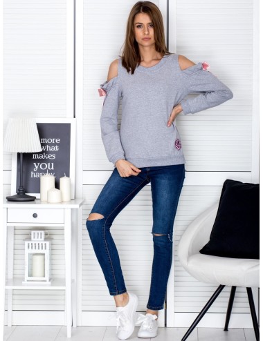Bluza z wycięciami na ramionach i kokardami