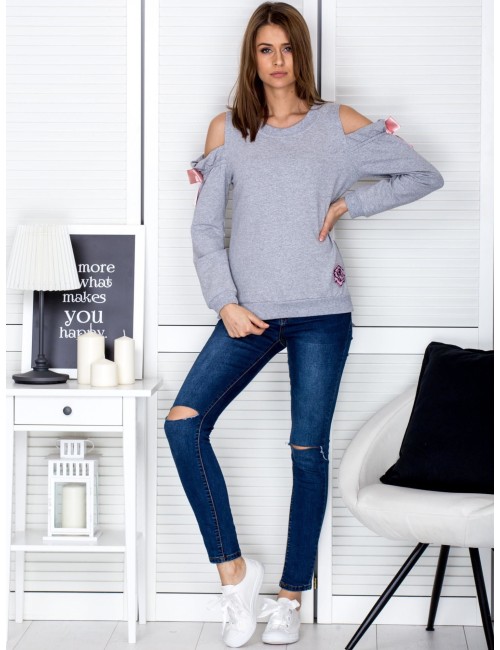 Bluza z wycięciami na ramionach i kokardami