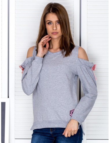 Bluza z wycięciami na ramionach i kokardami