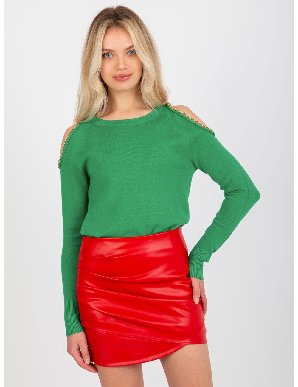 Sweter z odkrytymi ramionami i łańcuszkami