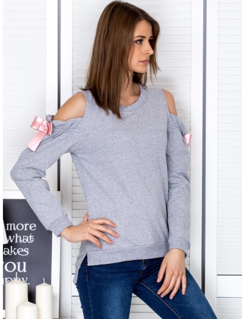 Bluza z wycięciami na ramionach i kokardami