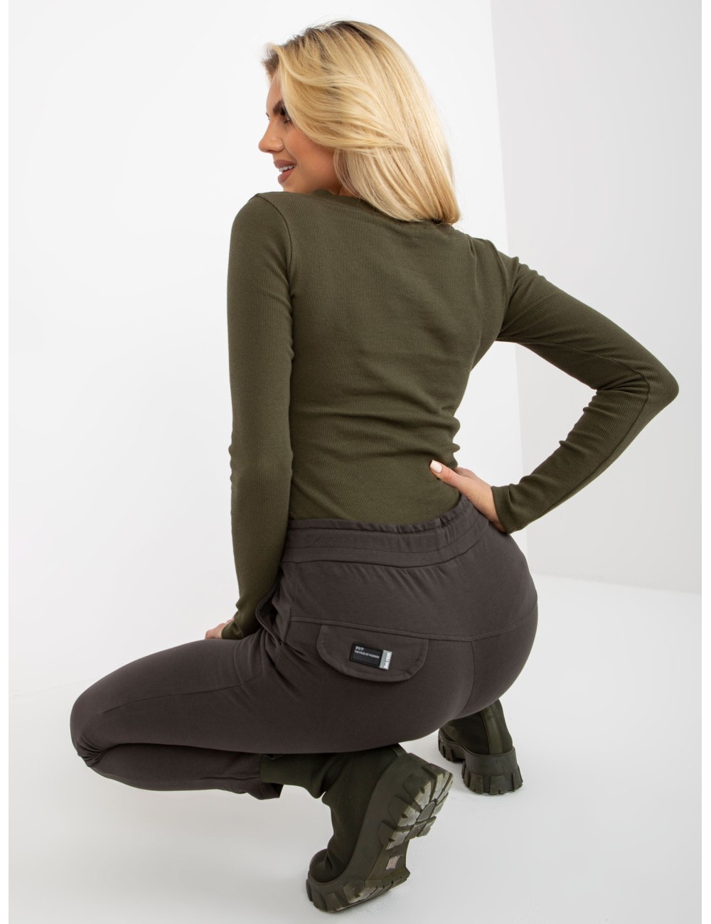 Khaki dresowe spodnie basic z wiązaniem