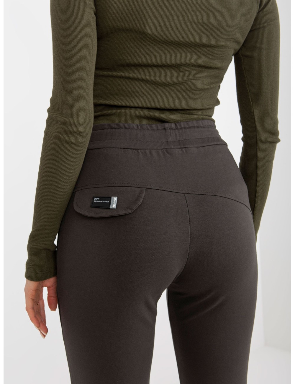 Khaki dresowe spodnie basic z wiązaniem