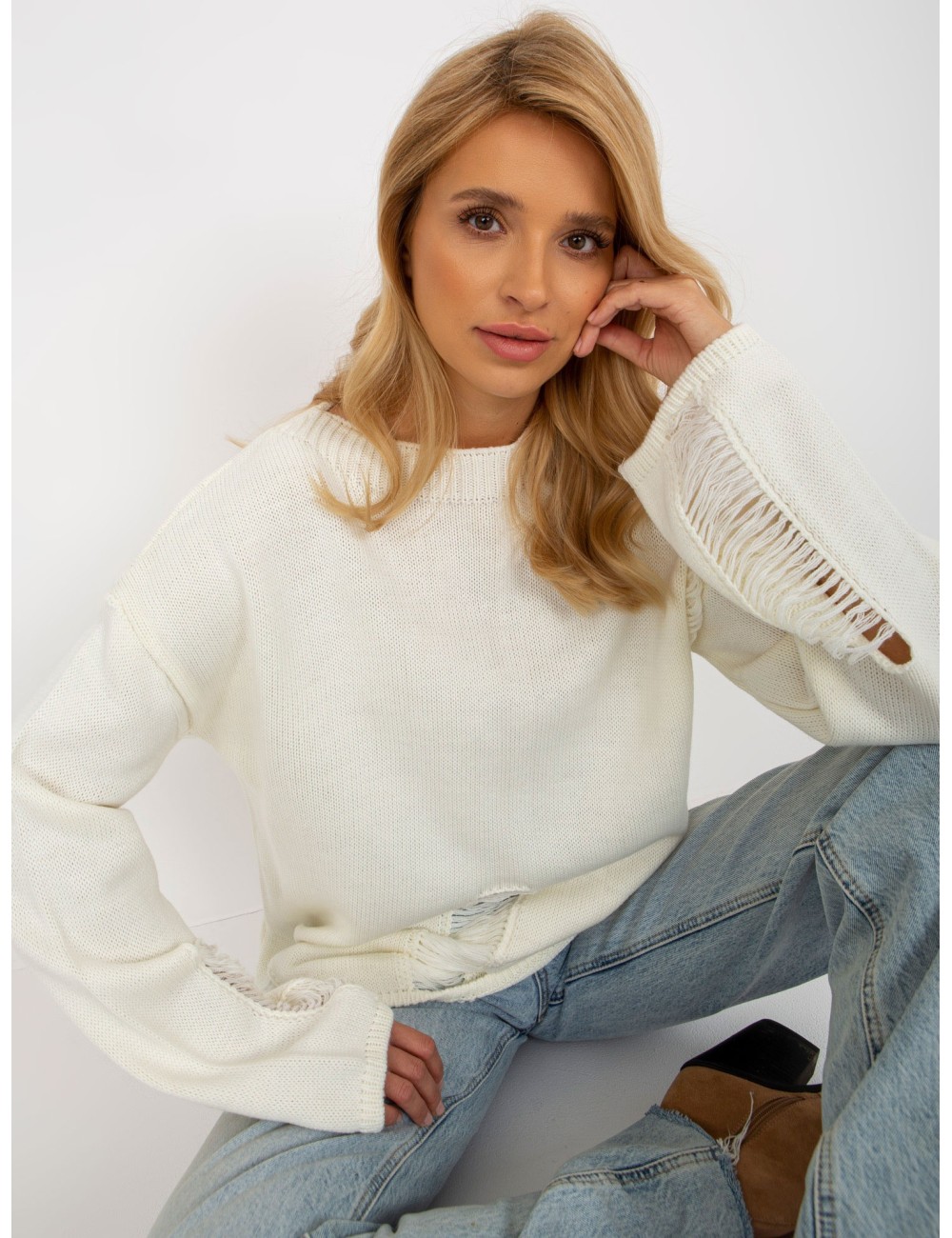 Sweter oversize z szerokim rękawem i dziurami