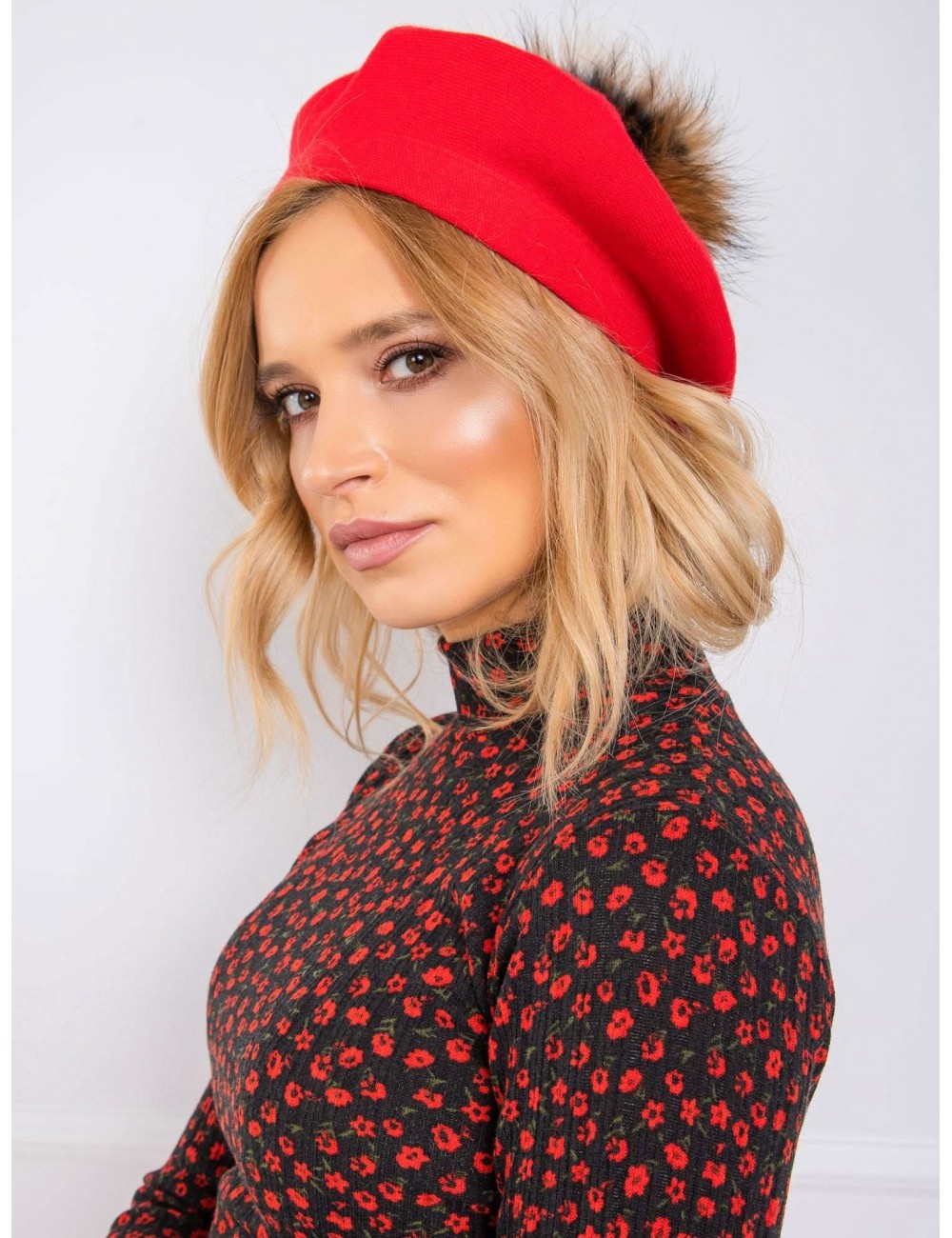 Beret z pomponem