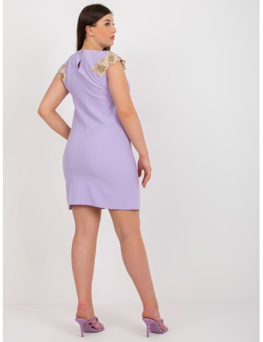 Elegancka sukienka plus size z koronką