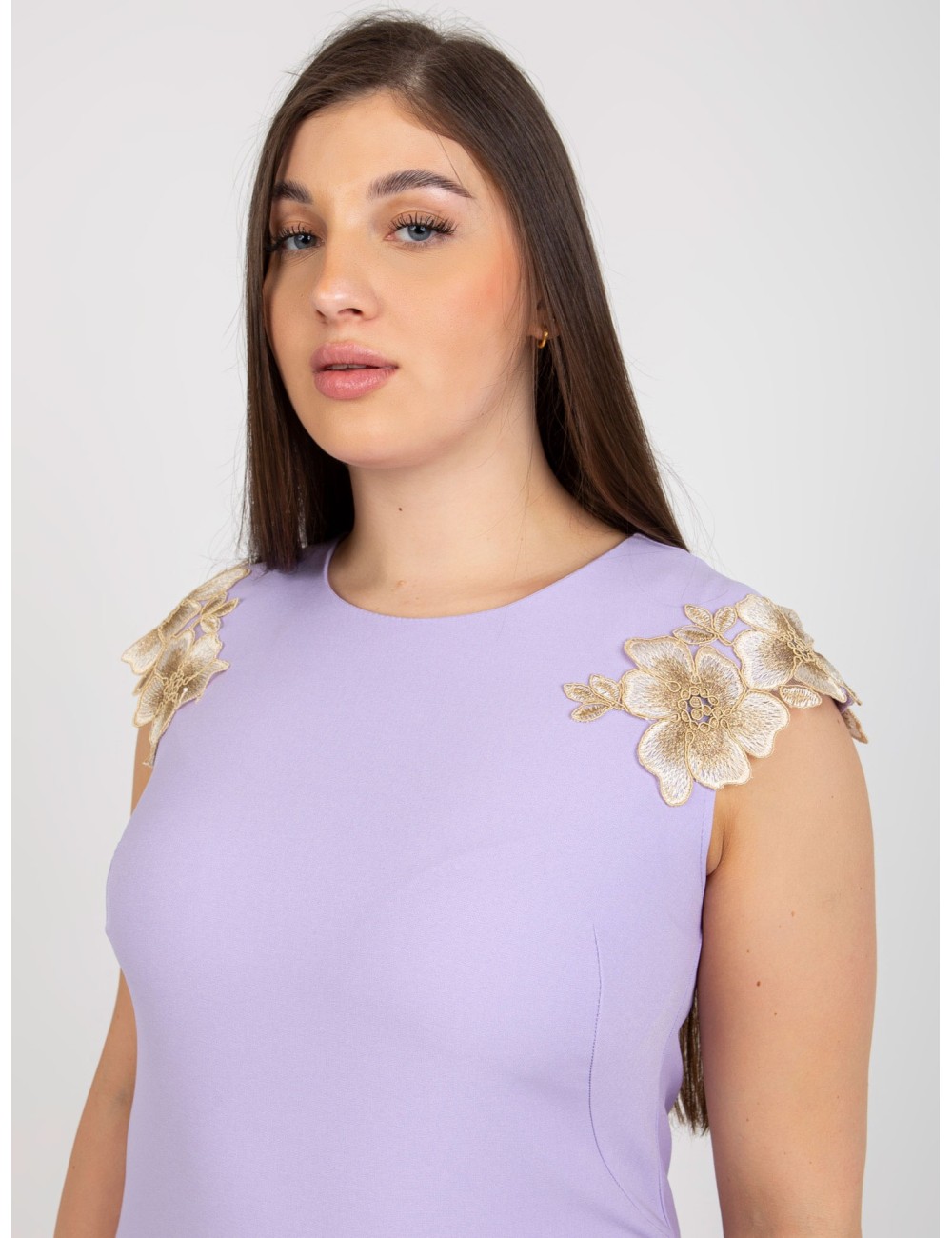 Elegancka sukienka plus size z koronką