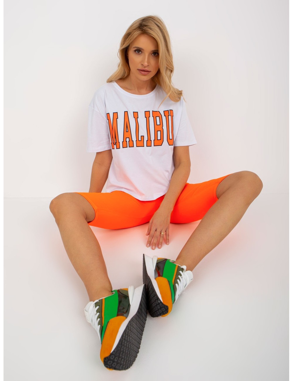Biało-fluo komplet letni z t-shirtem z napisem