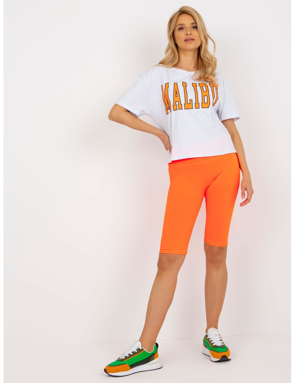 Biało-fluo komplet letni z t-shirtem z napisem