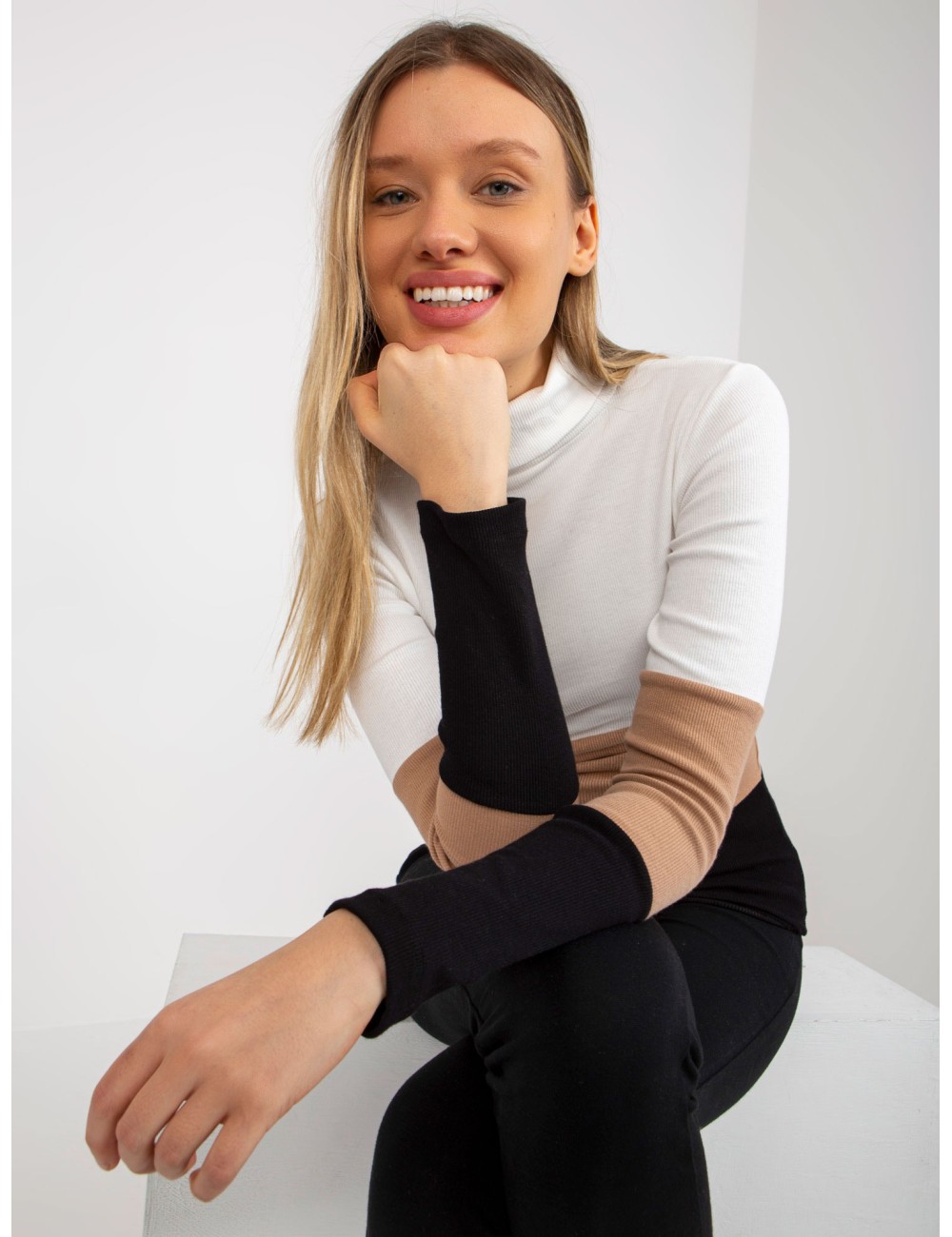 czerwona prążkowana bluzka basic z golfem