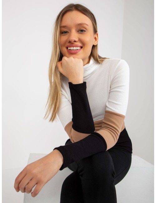 czerwona prążkowana bluzka basic z golfem