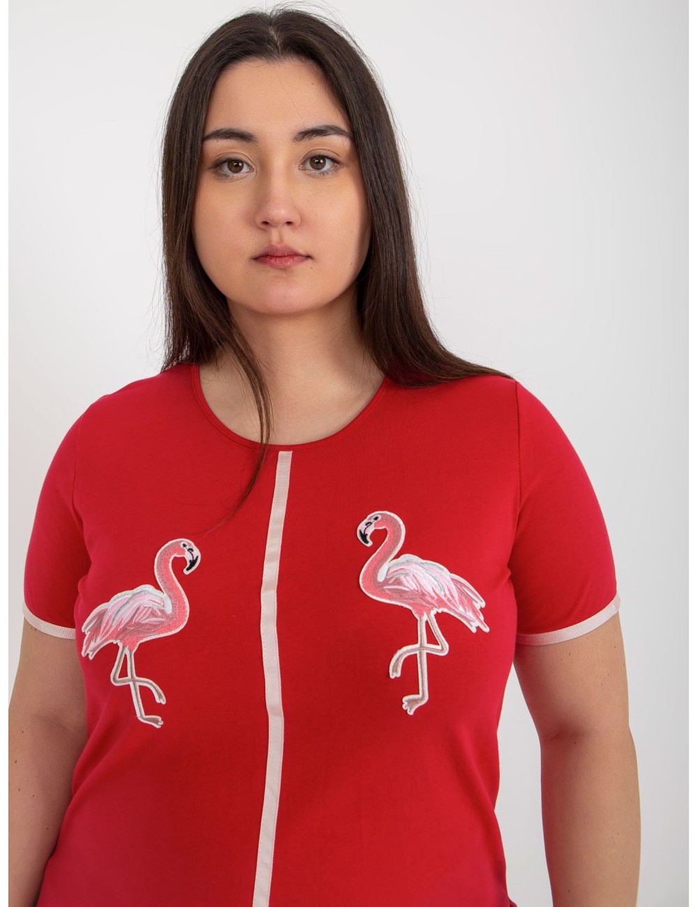 Damski t-shirt plus size z naszywkami