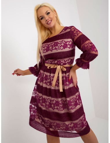 Koktajlowa sukienka plus size z paskiem