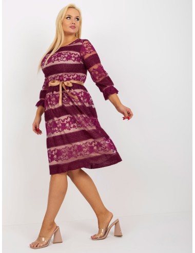 Koktajlowa sukienka plus size z paskiem