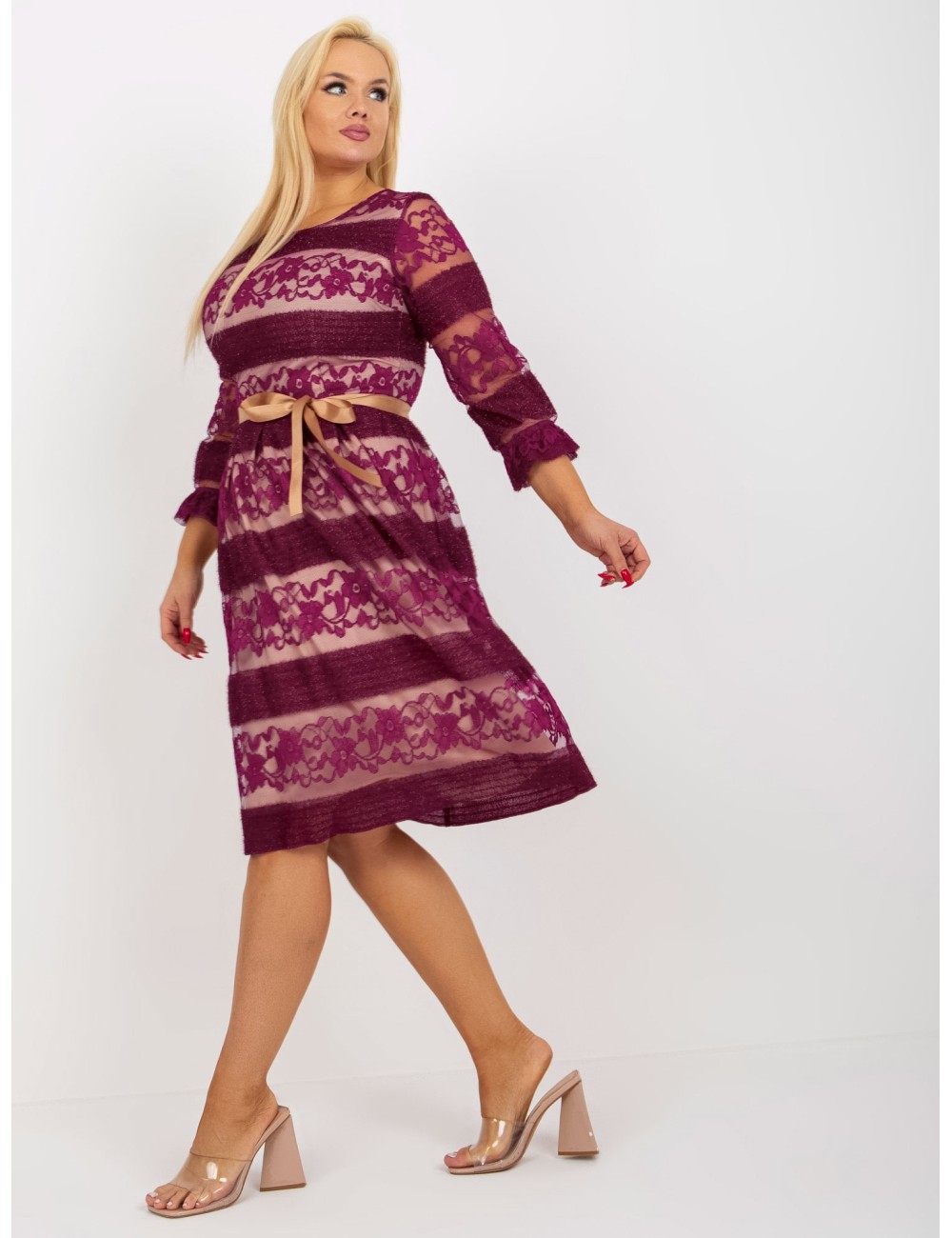 Koktajlowa sukienka plus size z paskiem