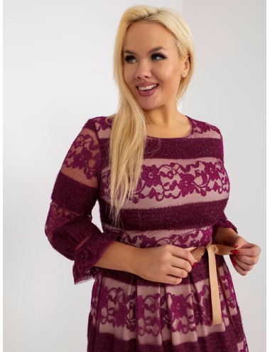 Koktajlowa sukienka plus size z paskiem