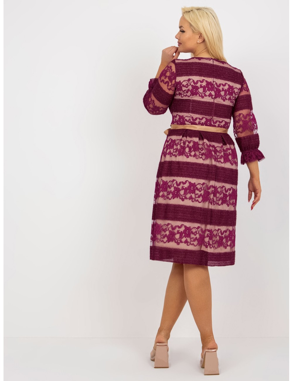 Koktajlowa sukienka plus size z paskiem