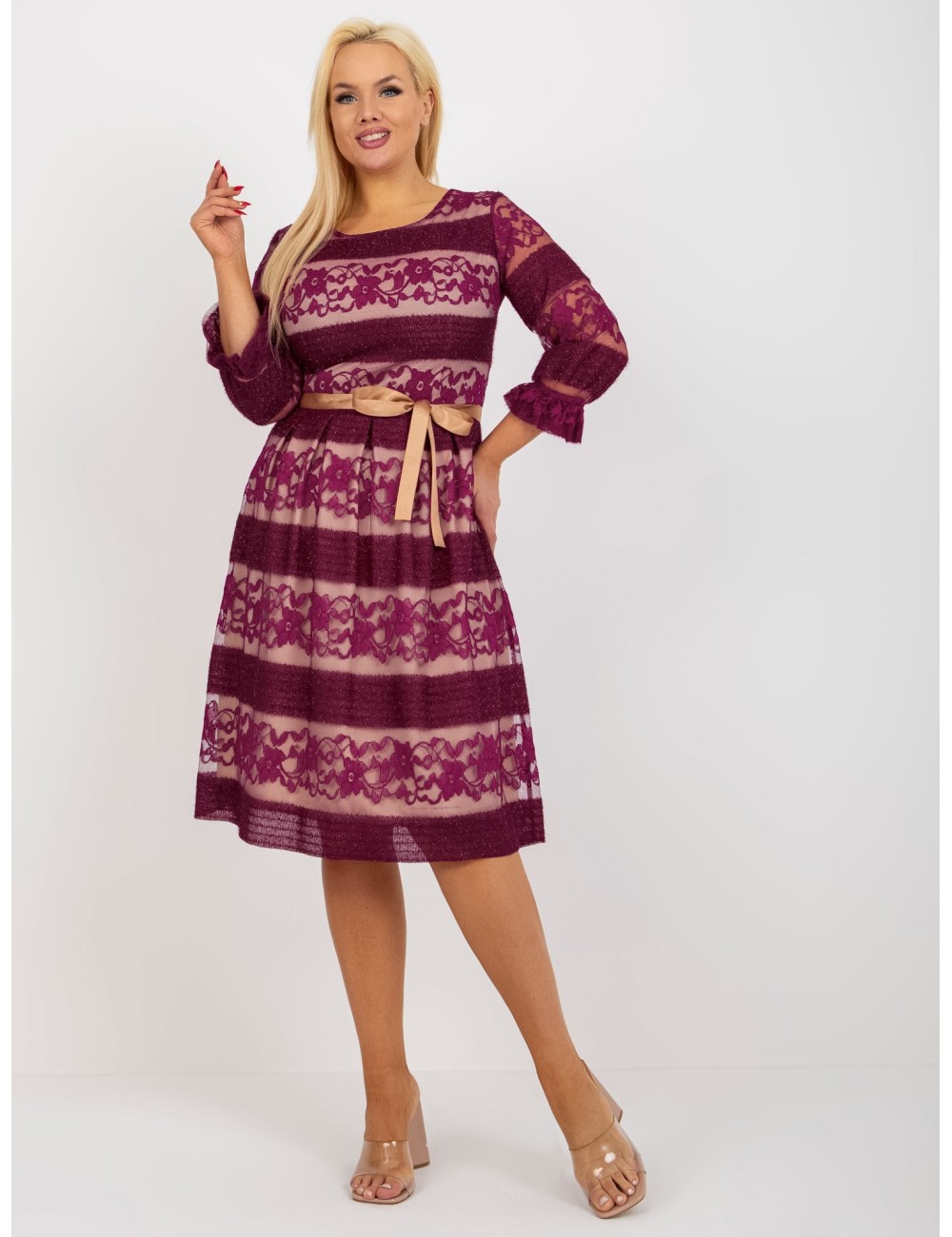 Koktajlowa sukienka plus size z paskiem