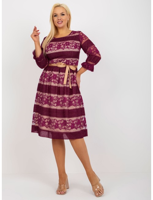 Koktajlowa sukienka plus size z paskiem