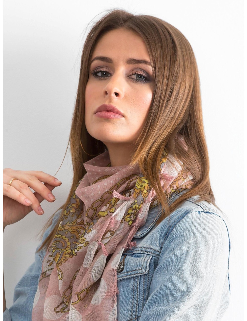 Wzorzysta czerwona chusta