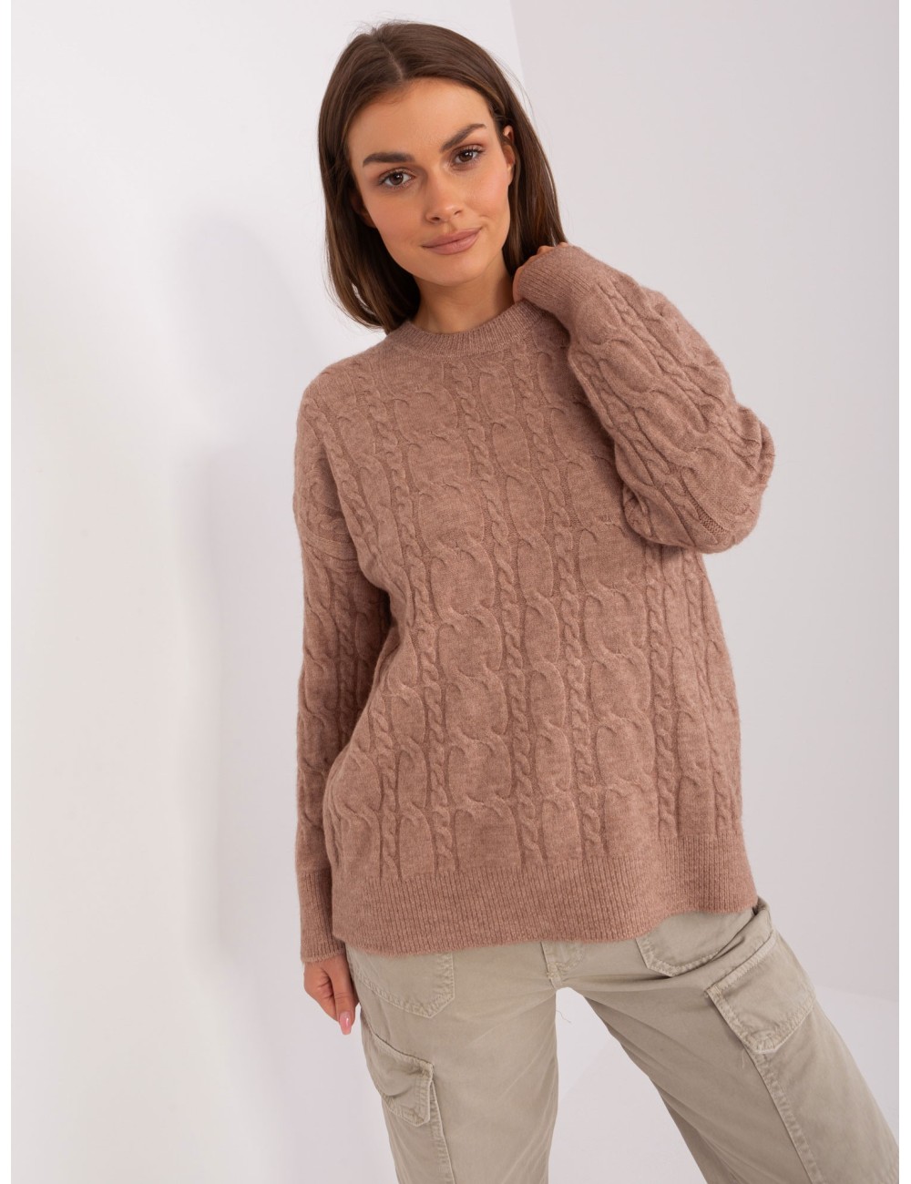 Sweter z warkoczami i okrągłym dekoltem