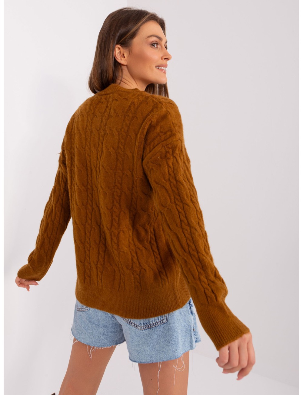Klasyczny sweter z warkoczami